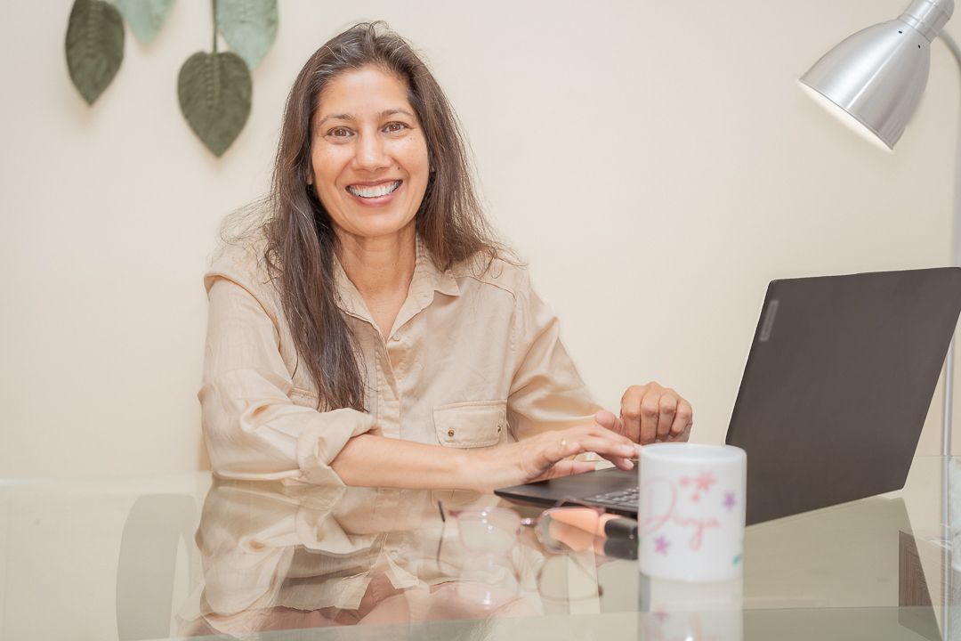 Divya impartiendo una clase online
